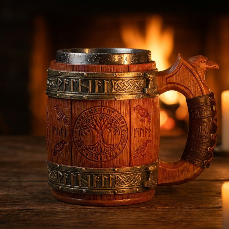 Valhalla Forge Wikinger Bierkrug mit Runen und Rabenkopf-Henkel vor einem Kaminfeuer