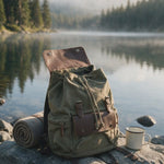 VELORA Nomad Canvas-Rucksack am Bergsee im Morgenlicht, langsame Kamerafahrt auf die Kunstleder-Klappe, mit deutschem Voiceover