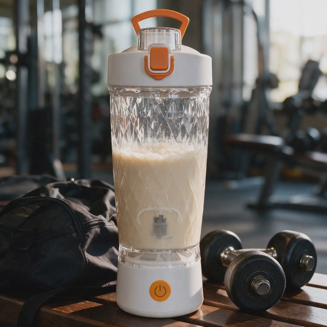 VELORA Volt elektrischer Protein-Shaker im Gym, langsame Kamerafahrt auf den mixenden Shake, mit deutschem Voiceover