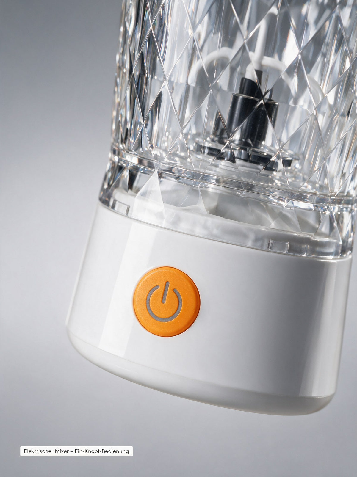 Detail der Motoreinheit im Boden des Shakers mit orangem Ein-Knopf für den elektrischen Mixer