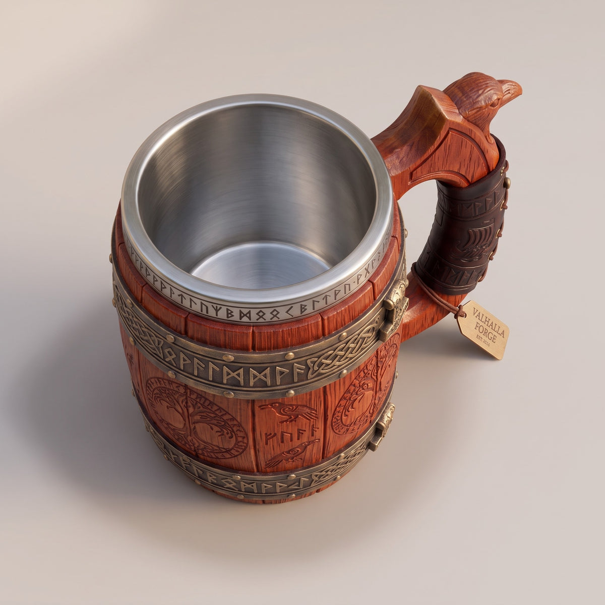 Blick von oben in den Wikinger Bierkrug mit herausnehmbarem Trinkbecher aus 304-Edelstahl