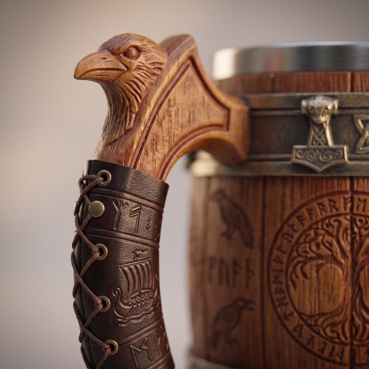 Henkel-Detail des Wikinger Bierkrugs: geschnitzter Rabenkopf, Griffstück in Leder-Optik mit geprägtem Drakkar-Langschiff und Mjölnir-Relief