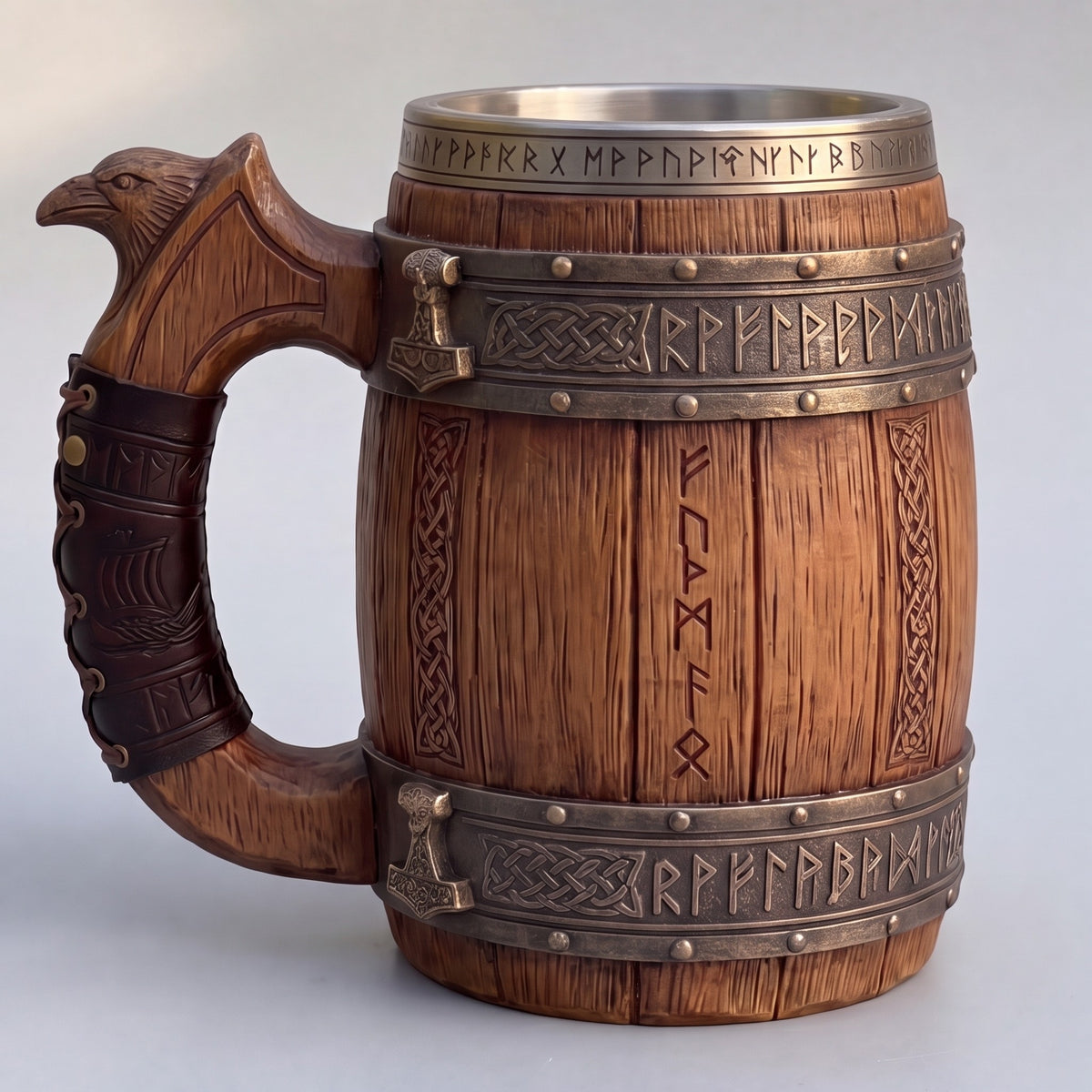 Rückseite des Wikinger Bierkrugs mit zentraler Runensäule, Flechtknoten-Mustern und Runenbändern