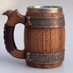 Rückseite des Wikinger Bierkrugs mit zentraler Runensäule, Flechtknoten-Mustern und Runenbändern