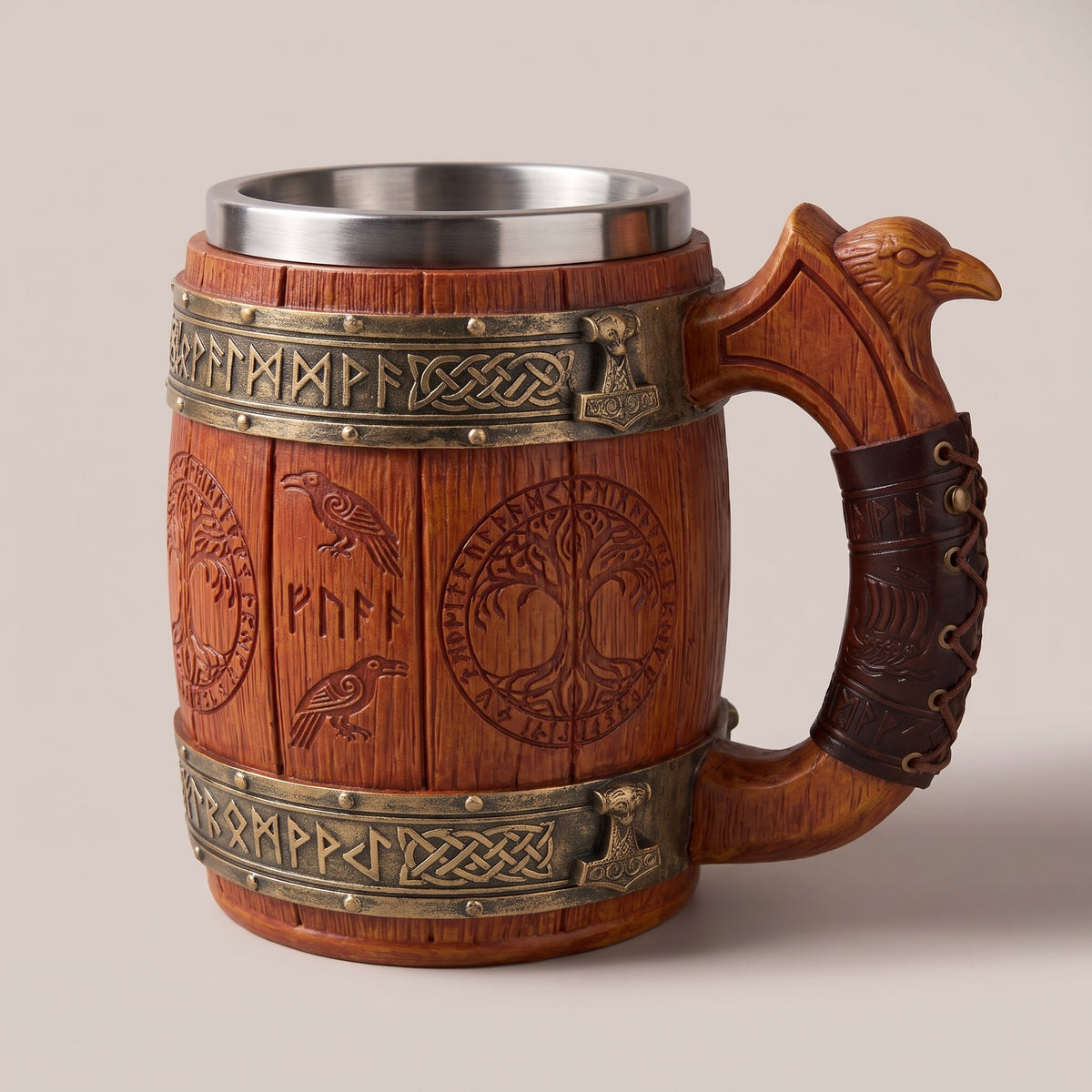 Wikinger Bierkrug in Dreiviertel-Ansicht mit Edelstahl-Rand, Runenband und Rabenkopf-Henkel, Studioaufnahme