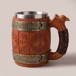 Wikinger Bierkrug in Dreiviertel-Ansicht mit Edelstahl-Rand, Runenband und Rabenkopf-Henkel, Studioaufnahme
