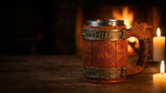 Wikinger Bierkrug Valhalla Forge auf rustikalem Holztisch bei Kerzenlicht