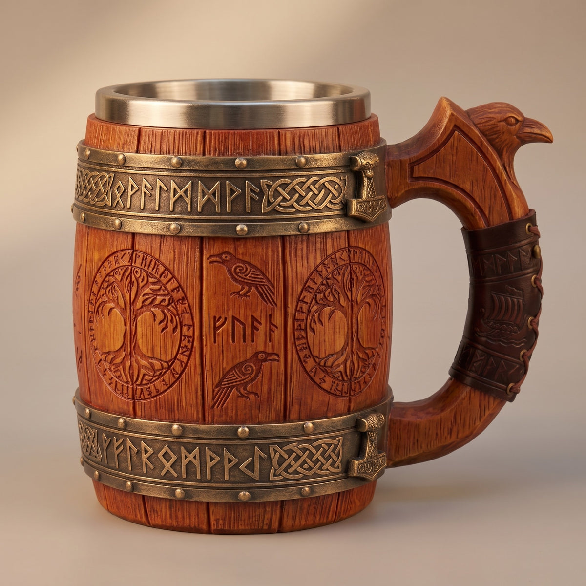 Wikinger Bierkrug Valhalla Forge, Studioaufnahme Frontansicht: Holzfass-Optik mit Runenbändern, zwei Yggdrasil-Medaillons, Raben und Rabenkopf-Henkel