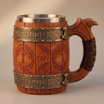 Wikinger Bierkrug Valhalla Forge, Studioaufnahme Frontansicht: Holzfass-Optik mit Runenbändern, zwei Yggdrasil-Medaillons, Raben und Rabenkopf-Henkel