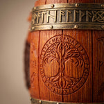 Yggdrasil-Medaillon mit Weltenbaum und Runenkreis auf dem Wikinger Bierkrug, darüber das Metallband mit Runen, Makroaufnahme